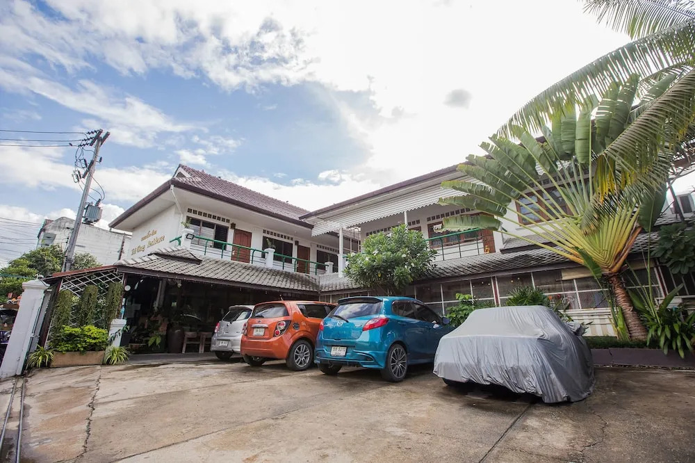 ZEN Rooms Sripoom Soi 1