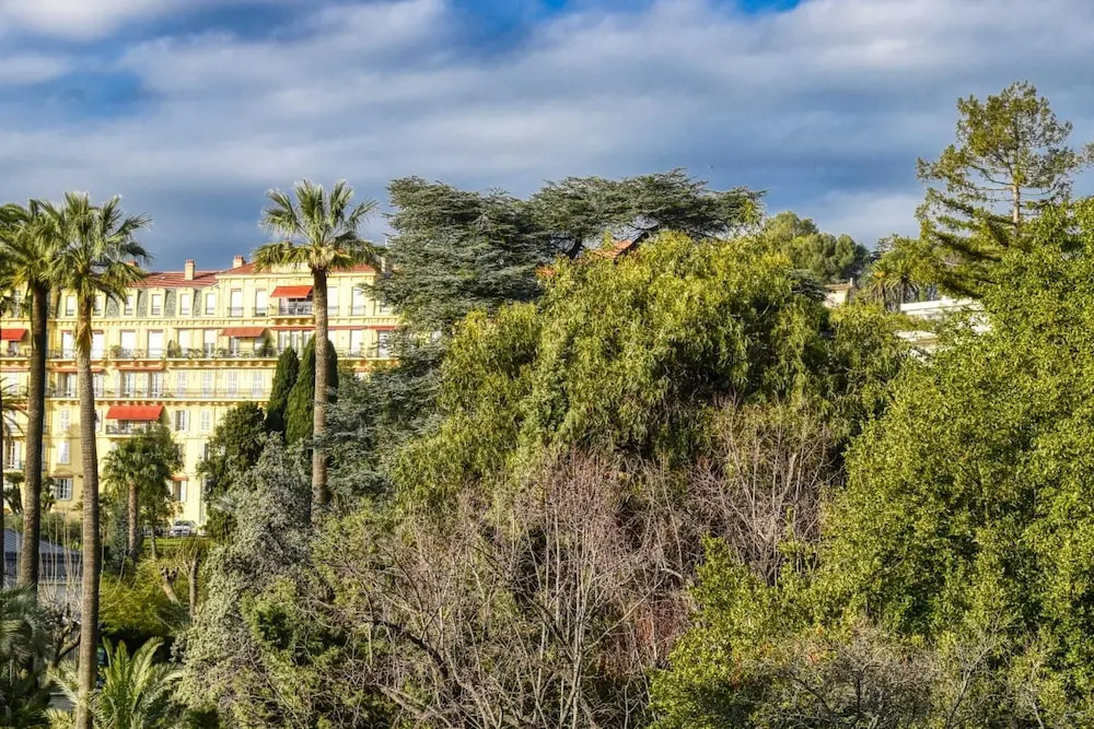 Sunny Apartment With Magnificent View of Plage du Midi Beach