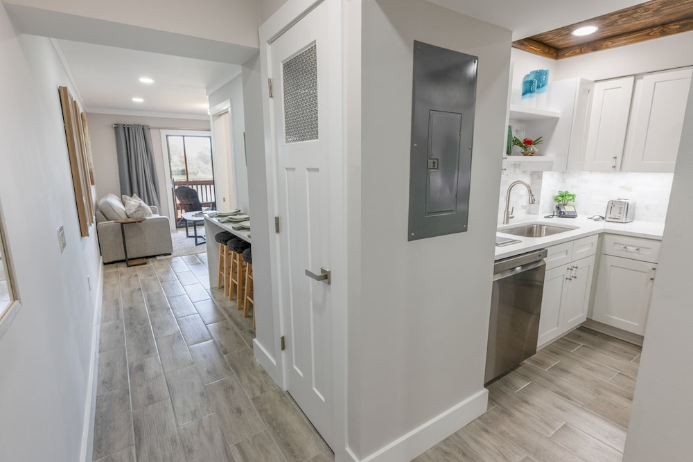 112 Arrowhead Unique Lakefront 2br At Kingston 2 Bedroom Condo