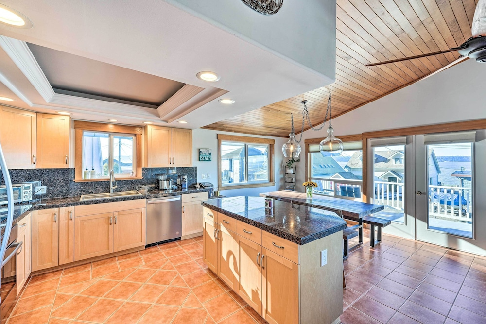 McKees Beach House w/ Ocean Views, Hot Tub