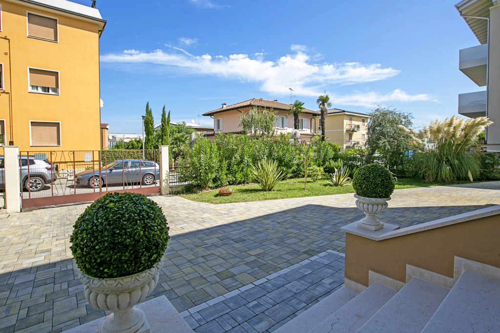 Villa Mimosa Near Desenzano Old Town Apt 1 Parking, AC, WiFi - Happy Rentals
