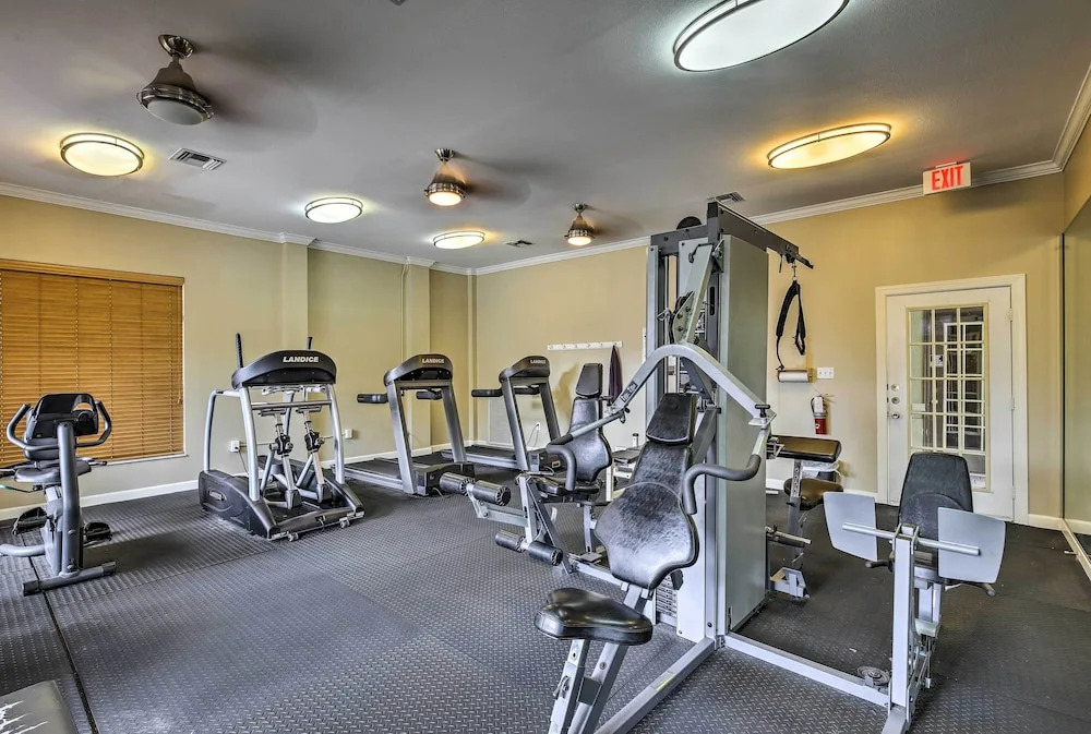 Modern Condo w/ Pool: 4 Mi to Clearwater Beach!