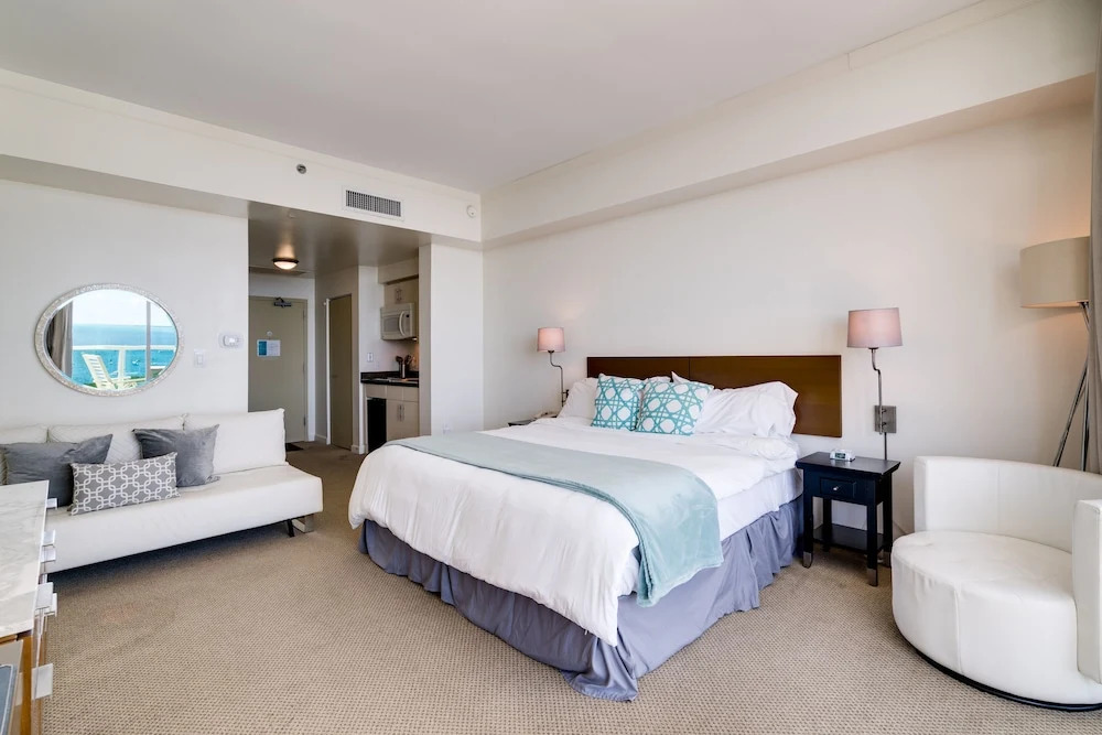 Million Dollar Ocean View Luxury Studio w/ Balcony + FREE PARKING