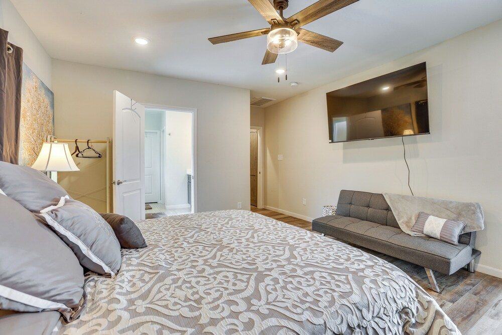 Houston Upgrade! Spacious + Modern Unit Near UH