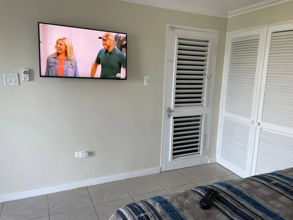 Hummingbird Retreat - Luxury Oceanview Apt, 7-Minute Walk to Beach