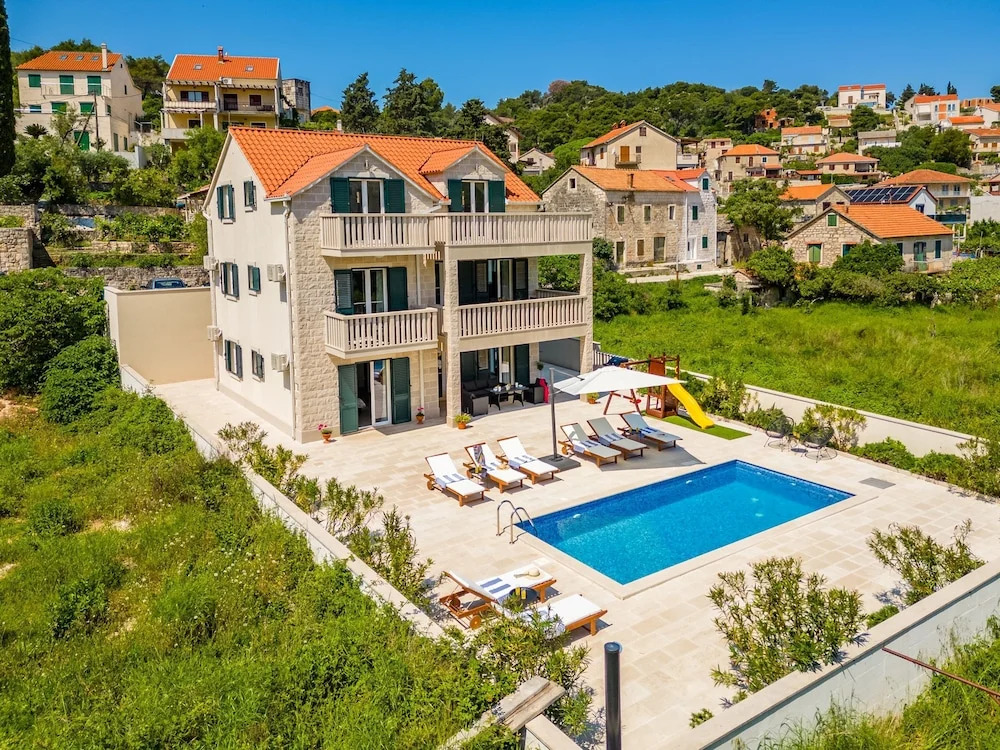 Janie in Splitska With 4 Bedrooms and 2 Bathrooms