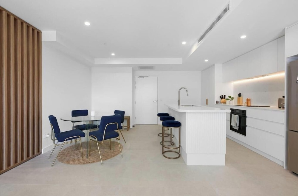 Luxury 2BR Palm Beach Apartment