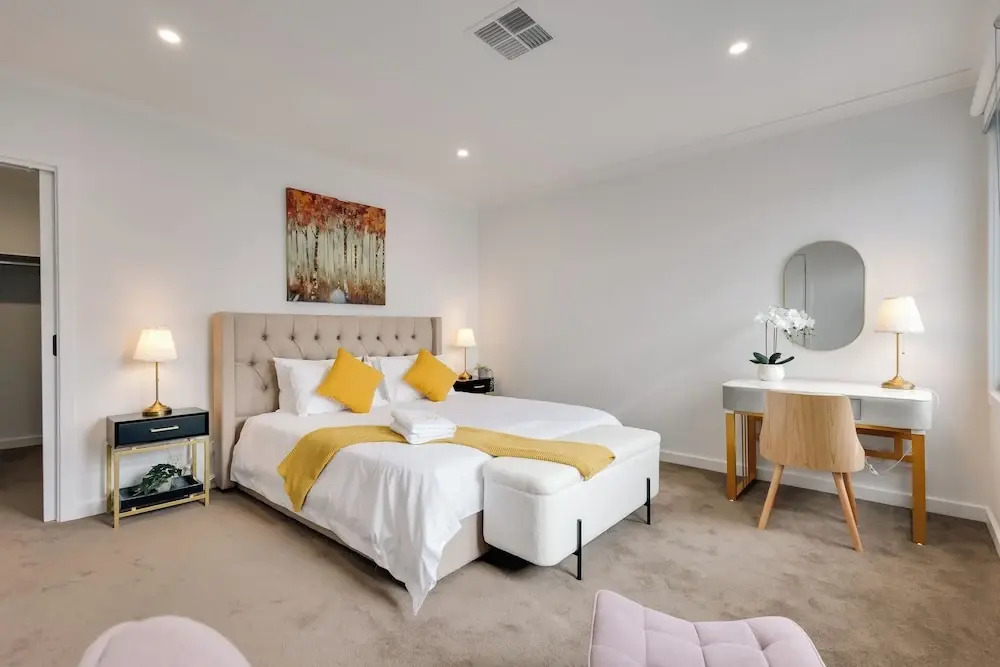 StayAU Stylish 4BR Home Ringwood