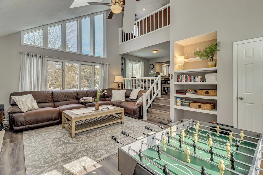 Contemporary House in Lakeside Community! Poconos