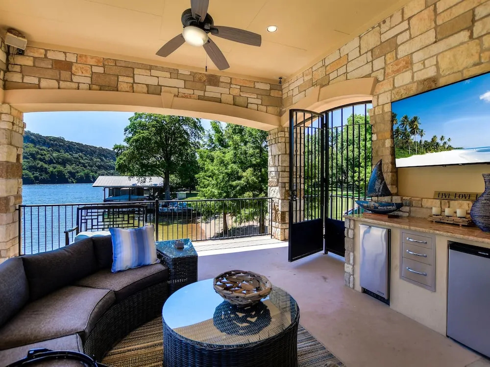 The Arrive Ridgeview Lakefront Estate 5 Bedroom Home