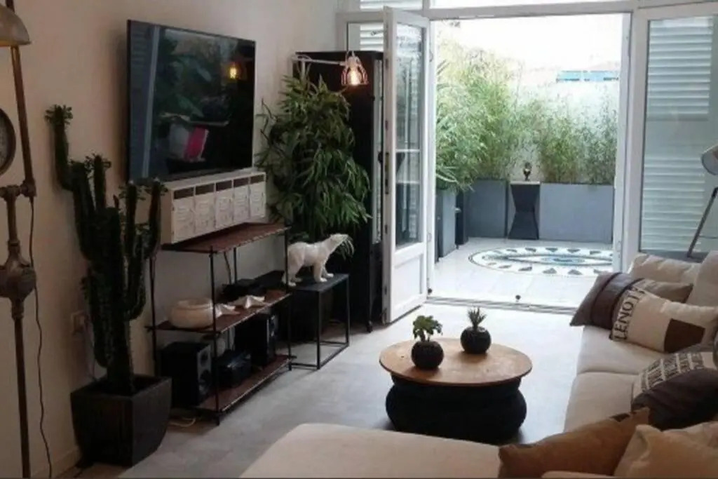 BANDOL Magnifique appartement en RDC cour sans vis à vis 5mn plage