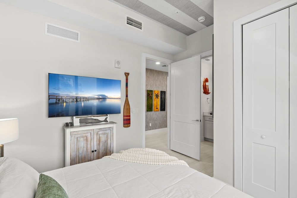 Harbor Island Beach Club - Luxury Waterfront Apartments with Views Pool Dock Private Beach Access
