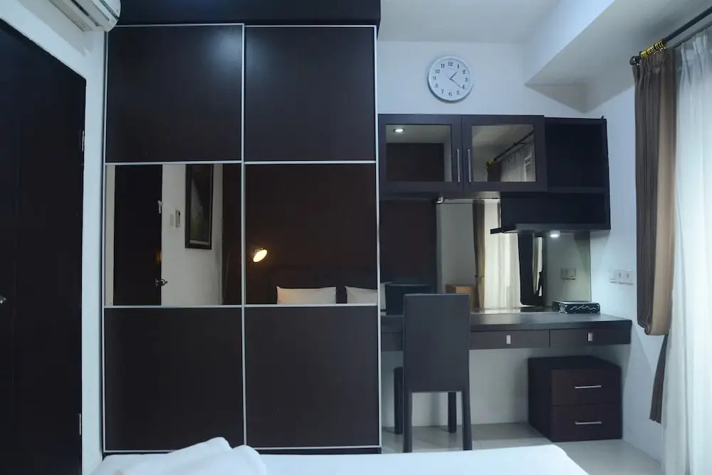 Near Shopping Center 1BR Cosmo Residence Apartmen
