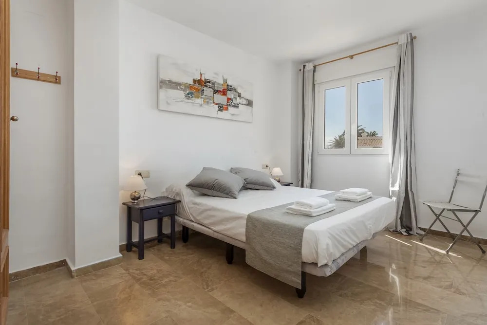 Beautiful 2-Bed first beach line apartment for 6