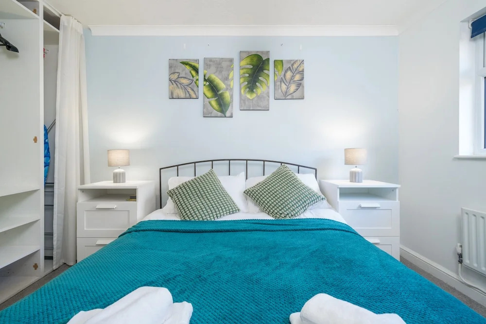Crawley Pet Friendly 1-Bedroom Apartment