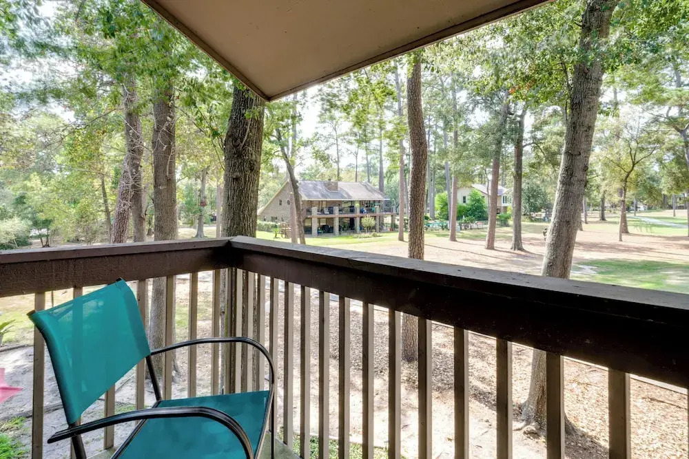 Golf, Swim & Dine! Condo w/ Lake Conroe Access