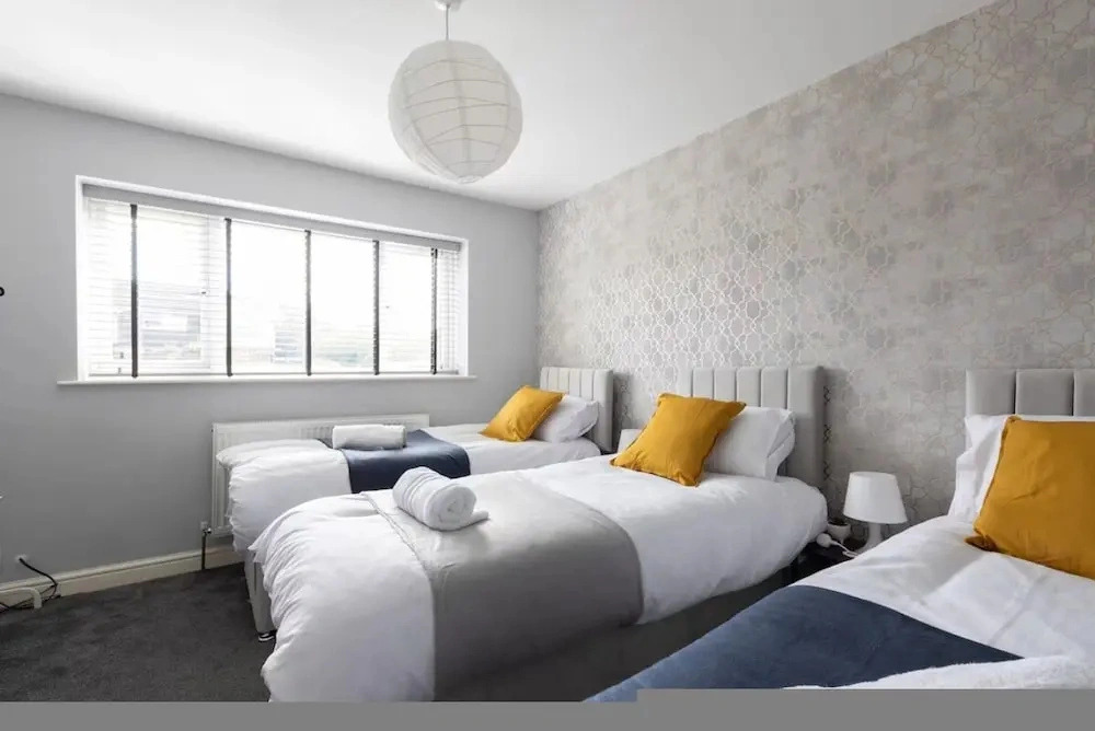 Grand 5BR Retreat in Beeston Sleeps 12