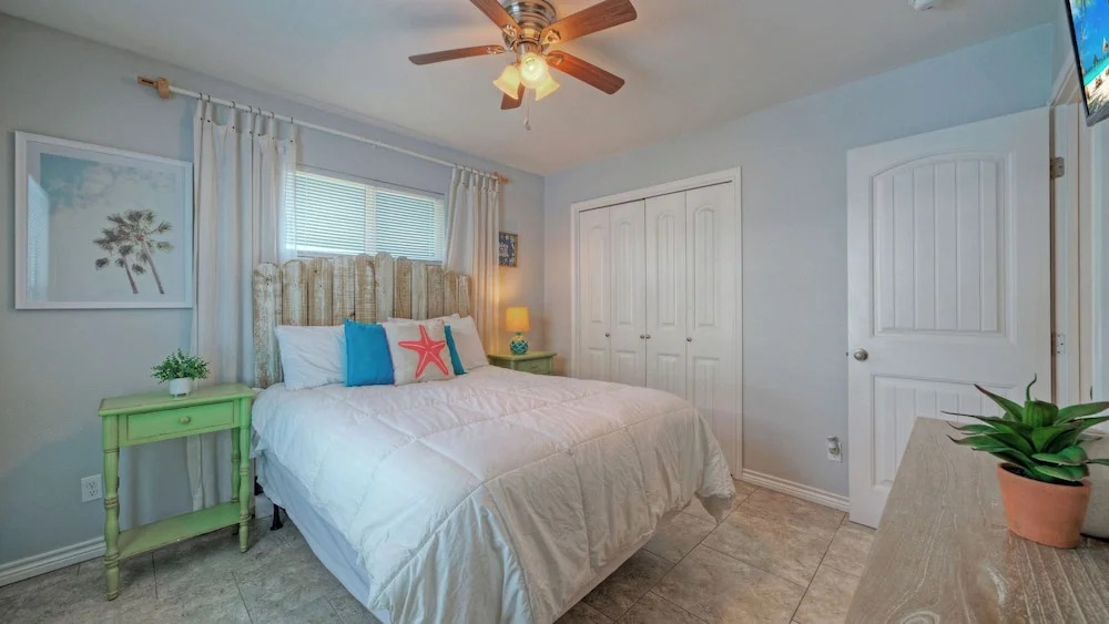 Bright Coastal Escape w/ Games, Swing Chairs & Minutes to Port A Beach Captain Kirk by Avantstay