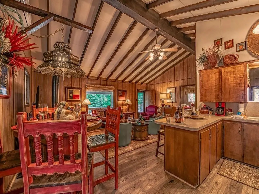 Innjoy, 2 Bedrooms, Pet Friendly, WiFi, Wood Fireplace, Sleeps 4