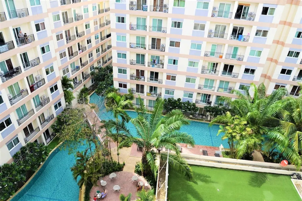 Park Lane studio apartment with swimming pool view Pattaya
