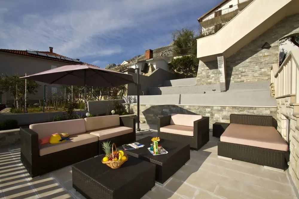 Luxury Apartment With Pool, Large Patio & sea View