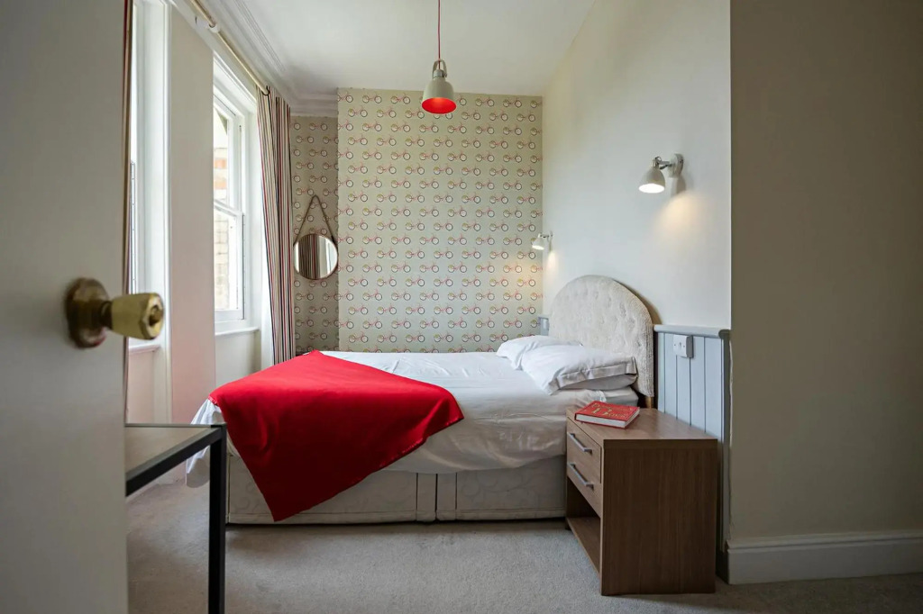 The Elmfield, 8 Bed Villa with heated indoor Swimming Pool and Cocktail Bar