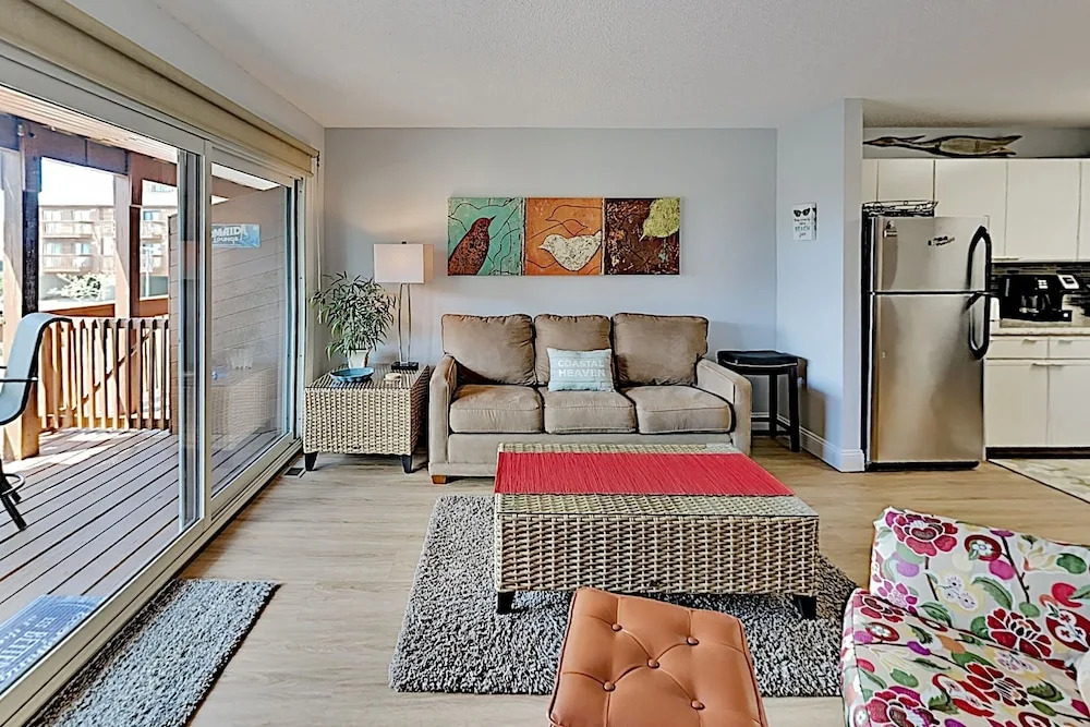 Bay-view Beach W/ Pool, Deck & Balcony 2 Bedroom Condo