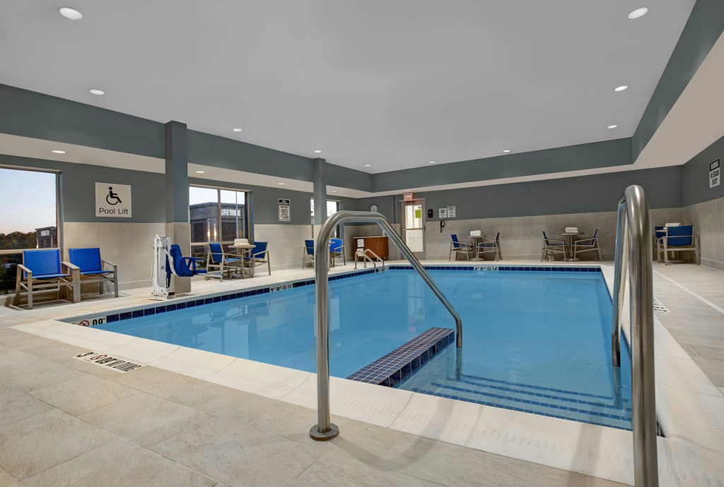 Holiday Inn Express & Suites - Milwaukee - Brookfield by IHG