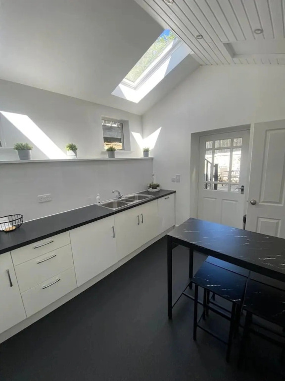 High Street House Sleeps 4 With Parking