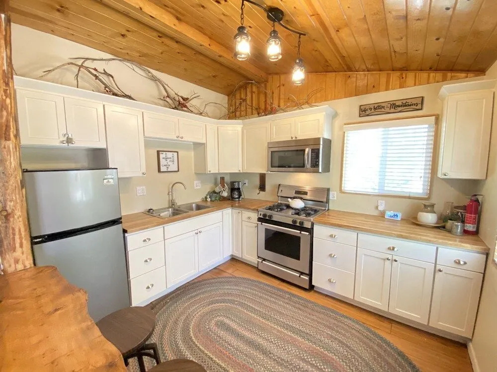 The Roca Getaway 2 Bedroom Cabin by Redawning