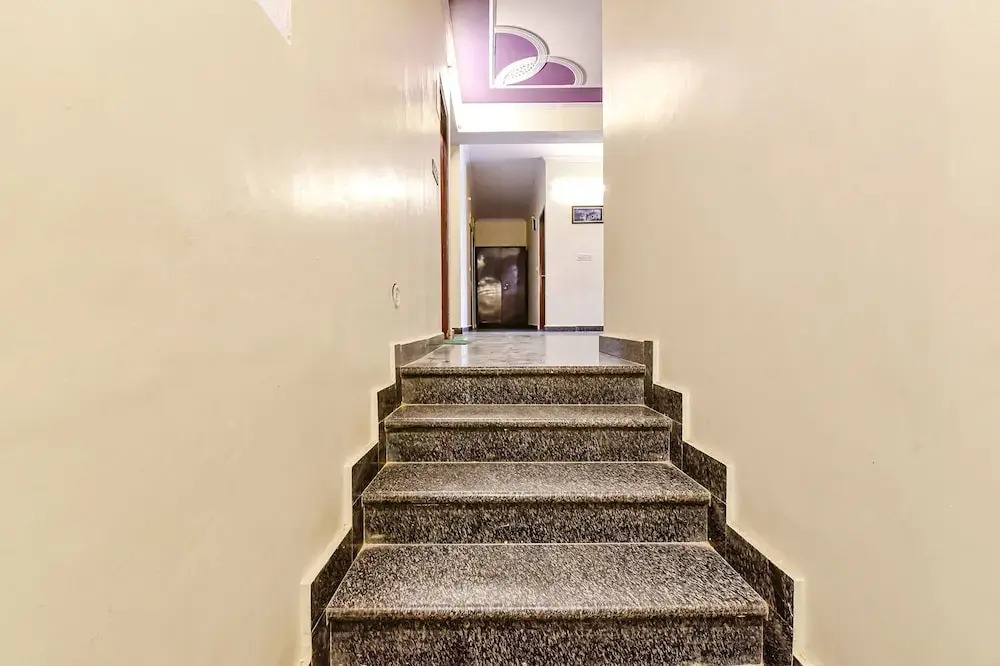 OYO Flagship 19036 Hotel Royal Raj