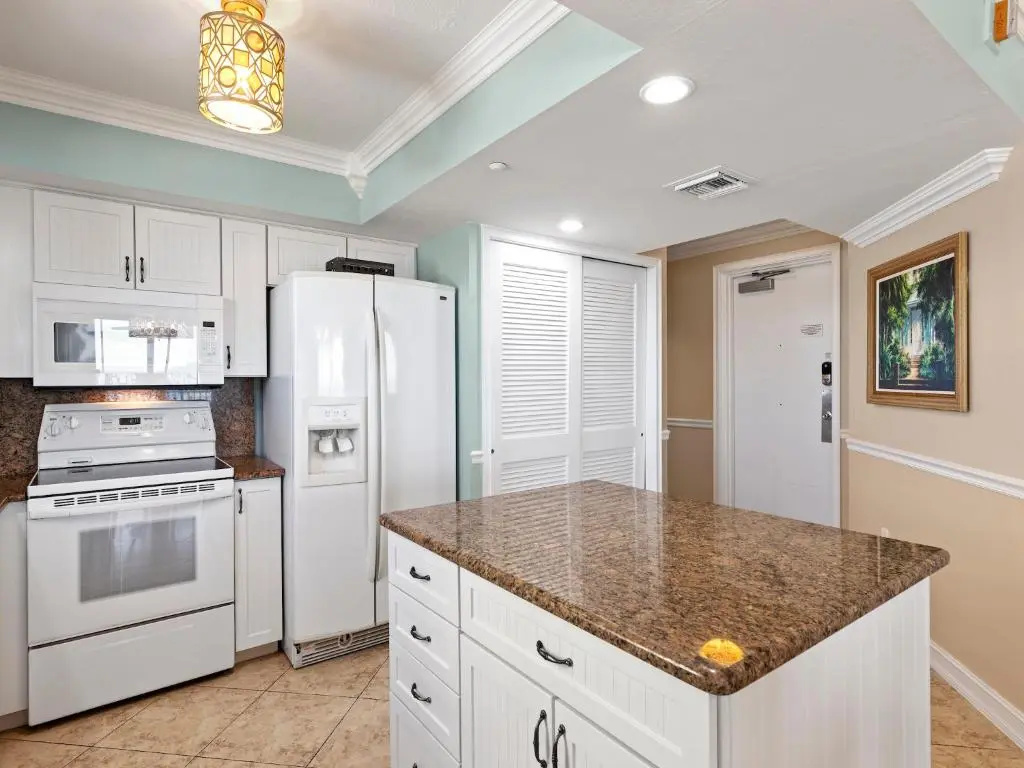 Estero Island Beach Villas 706, 2 BR, Penthouse, Gulf Front, Pool, Sleeps 6