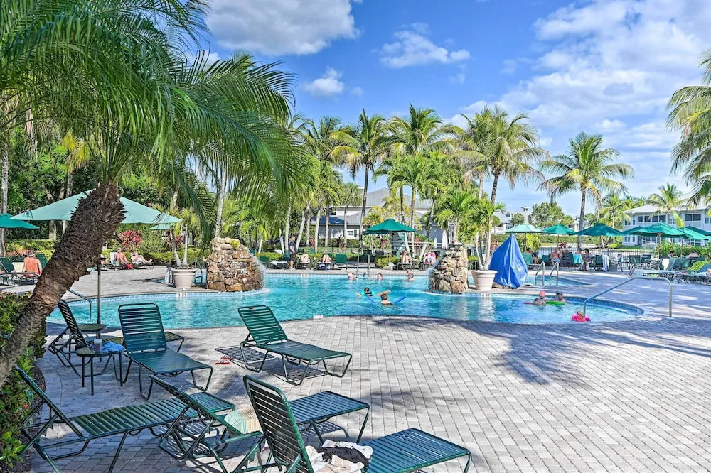 Naples Condo w/ Pond Views & Patio - Near Golf!