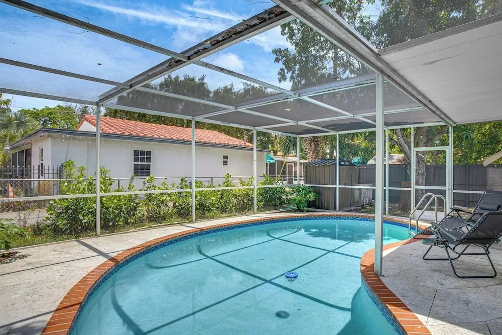 Sunny Pool Days! North Miami Home Base Near Beach