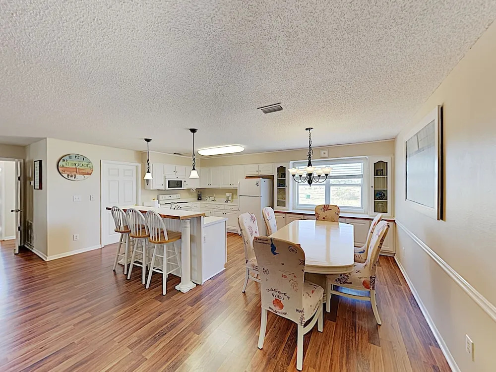 New Listing! Updated Coastal - Walk To Beach 4 Bedroom Home