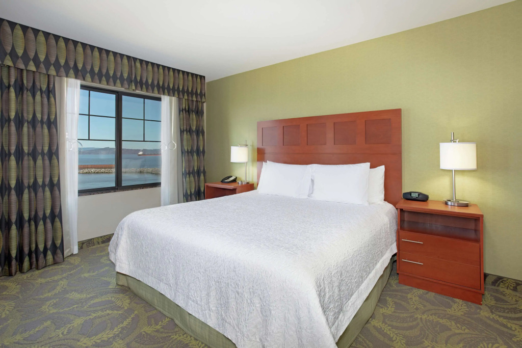 Hampton Inn & Suites Astoria