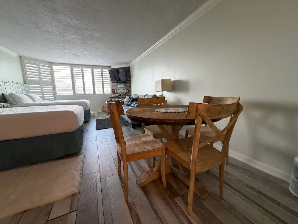 Renovated Beach Front Condo - Top of the Gulf 302