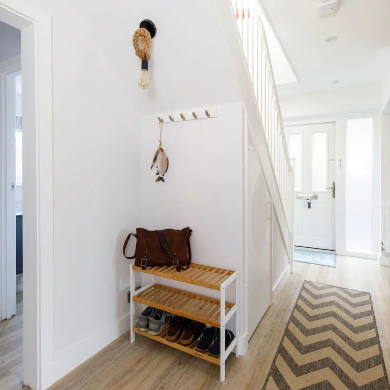 Coastal Retreat for 6 Close to Beaches
