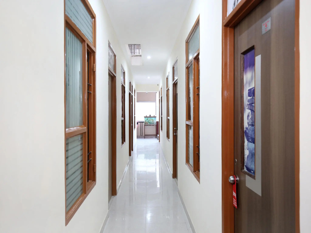 OYO 12745 Hotel Red House