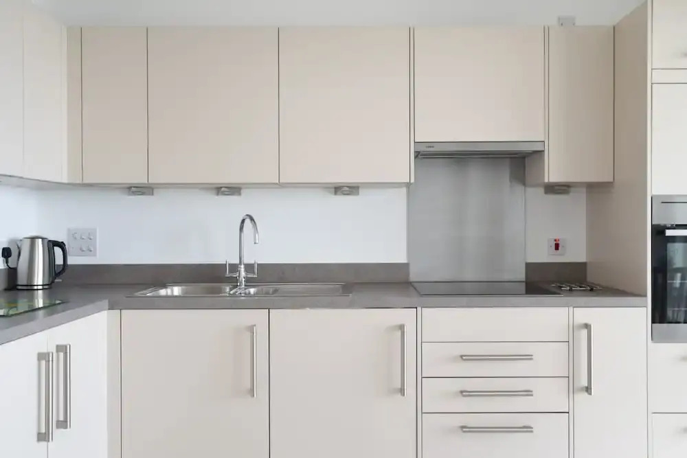 2 Bedroom Riverside Flat in Greenwich With Large Balcony
