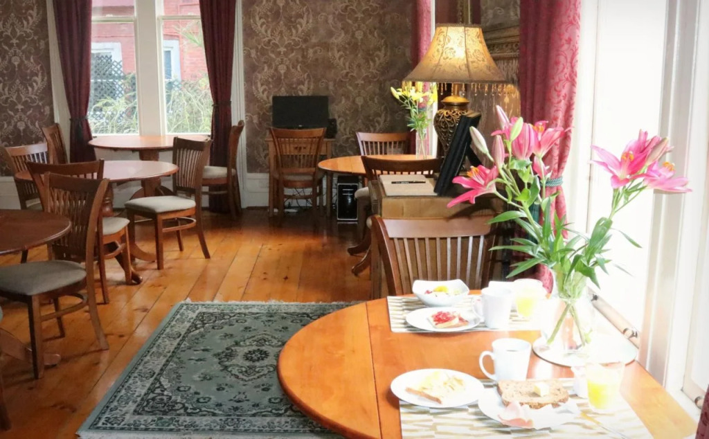 Hulmes Court Bed And Breakfast