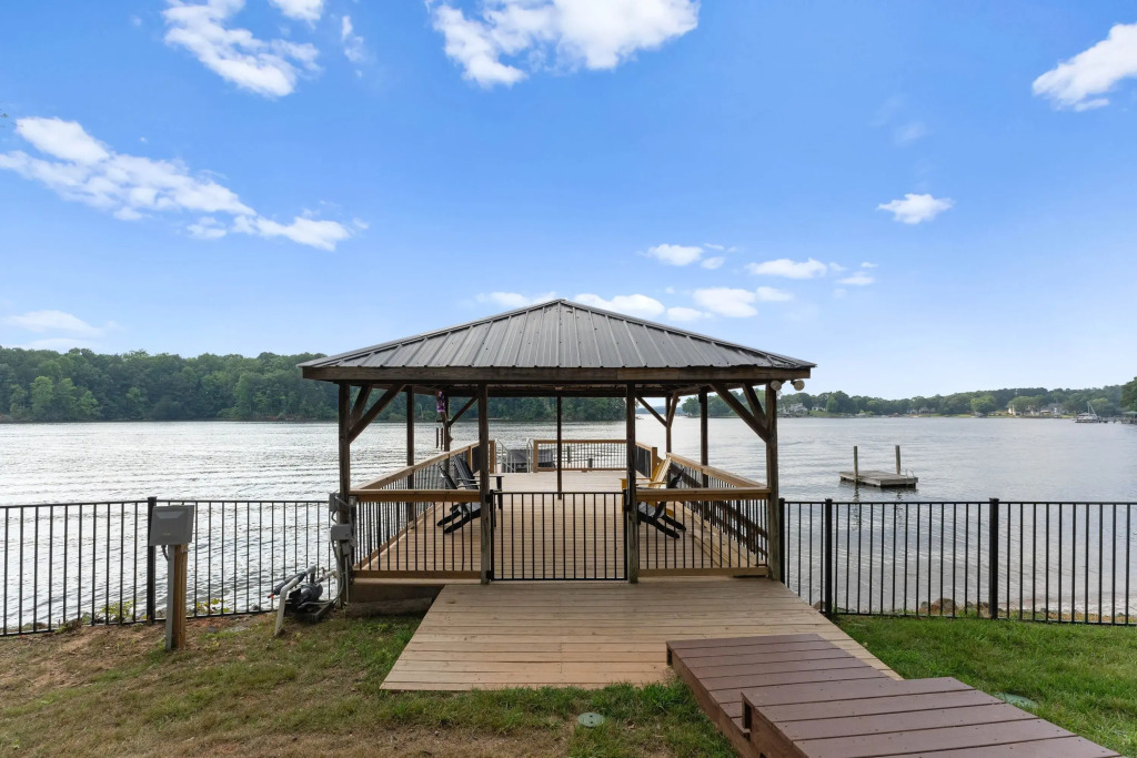 Water Break at the Lake by Avantstay Lakefront Private Dock