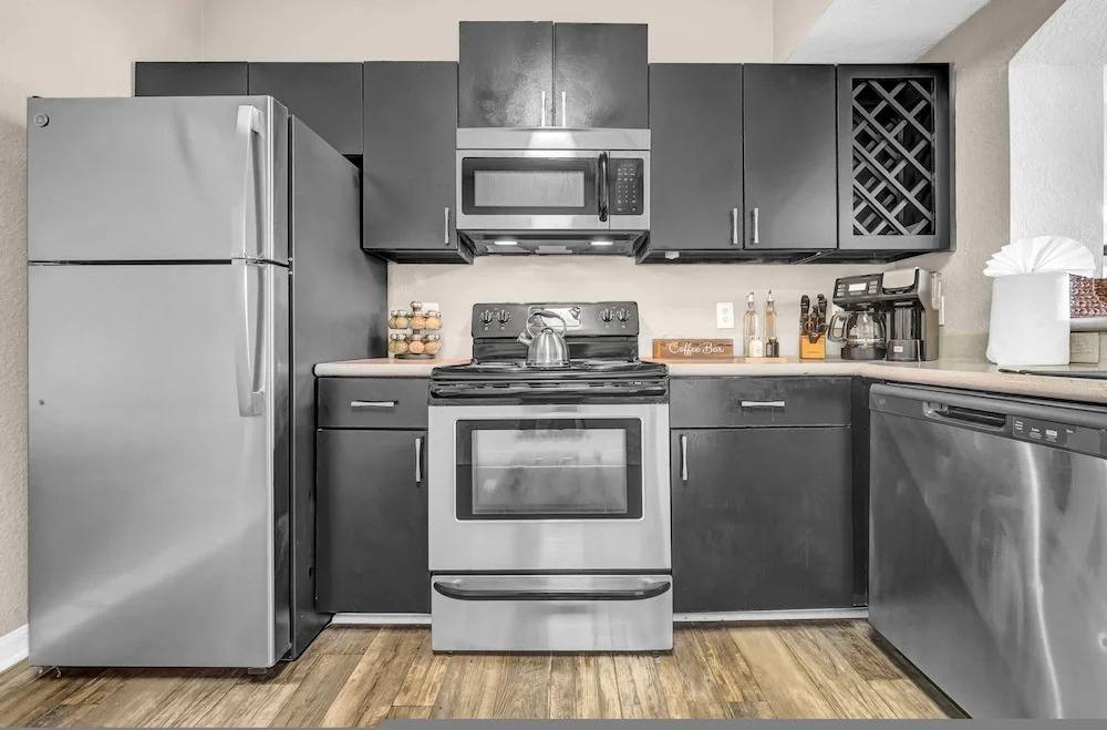 Vibrant 2BR 2BA w King Bed Pool Gym 11