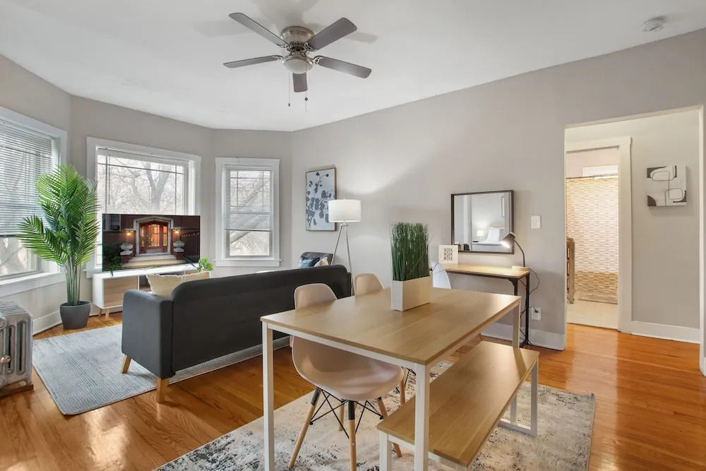3BR Apartment w Laundry in Rogers Park