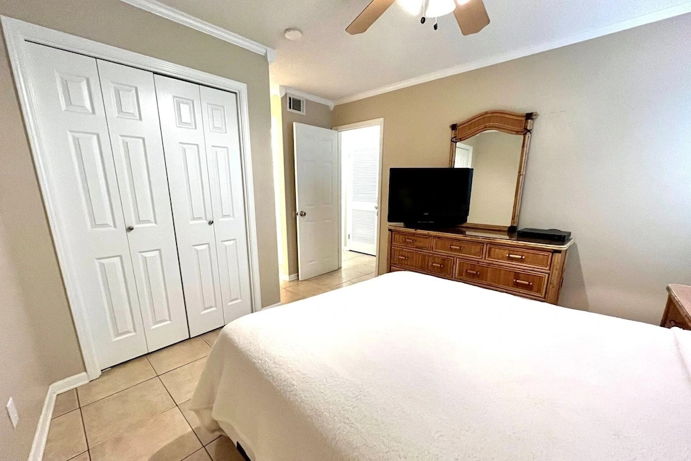 Sea Breeze 211 2 Bedroom Condo by Redawning