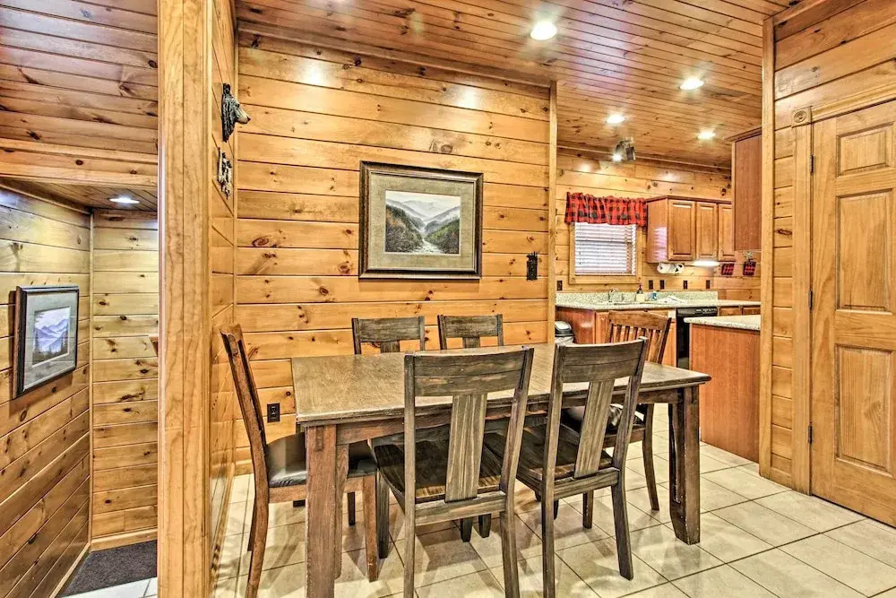 Cabin w/ Pool Access ~ 3 Mi to Downtown Gatlinburg