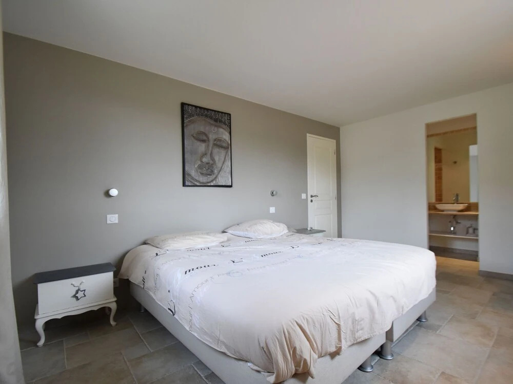 Aircon Villa With 4 Suites, Swimming Pool, Walking Distance to the Center, 20 km From the Beach
