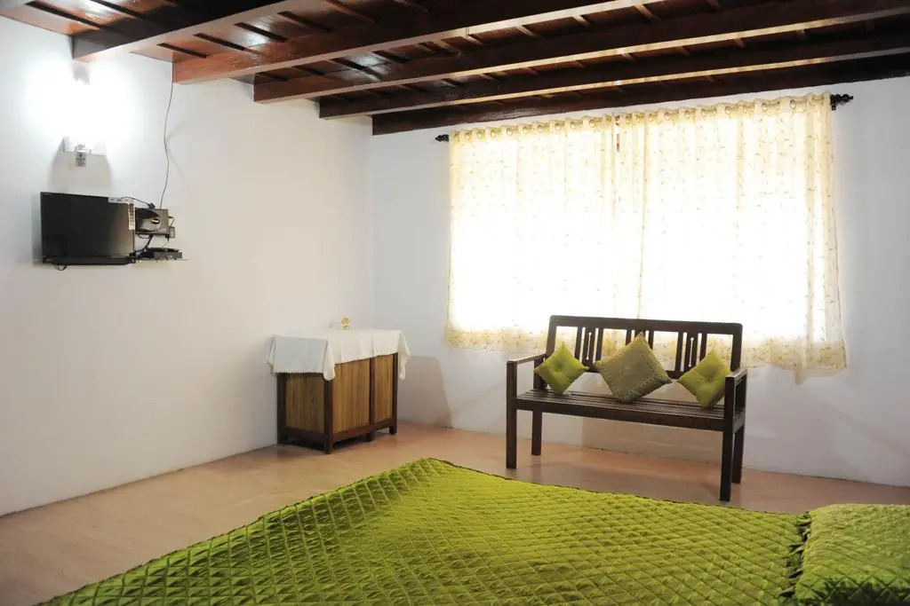 Family Estate Stay Near Murnad