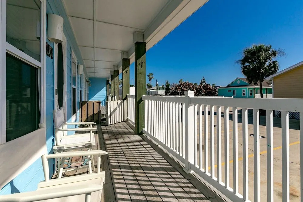 Intimate Resort 2 Blocks from Beach by RedAwning