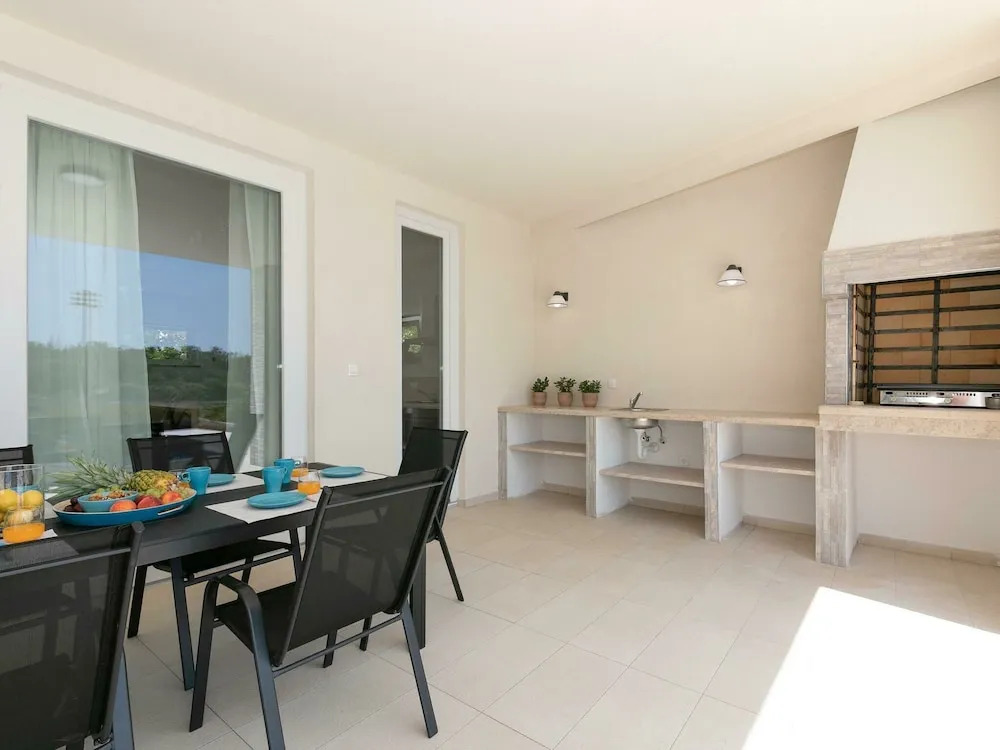 Detached Villa With Private Swimming Pool, 1.5 km From the Beach and 4 km From Pula